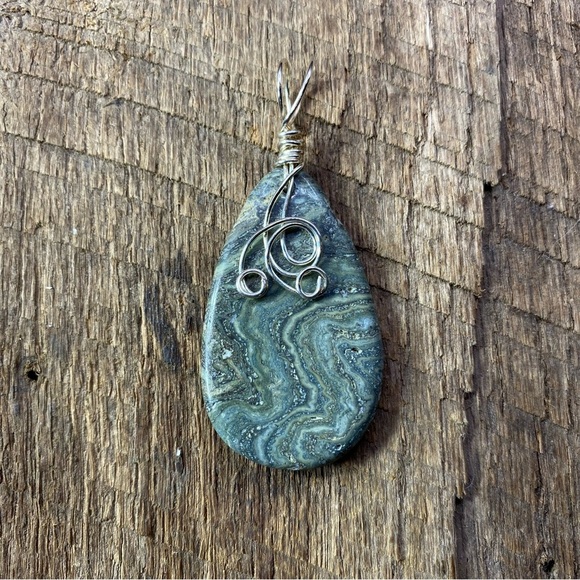 Green Sediment Swirled Silver Wire Wrapped Necklace Pendant - Picture 1 of 3